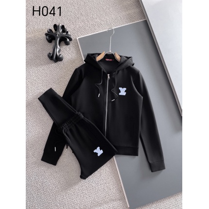 New Arrivals Louis Vuitton Tracksuits For Men in 207586