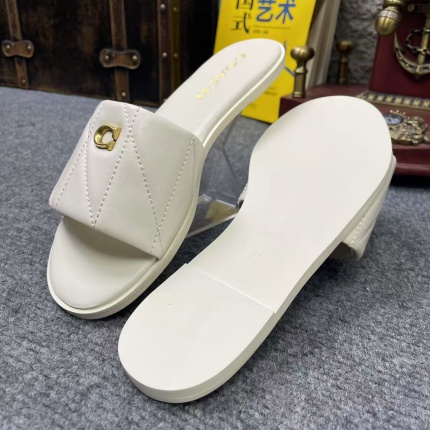 new Women Coach Slippers  size 35-41 in 208609