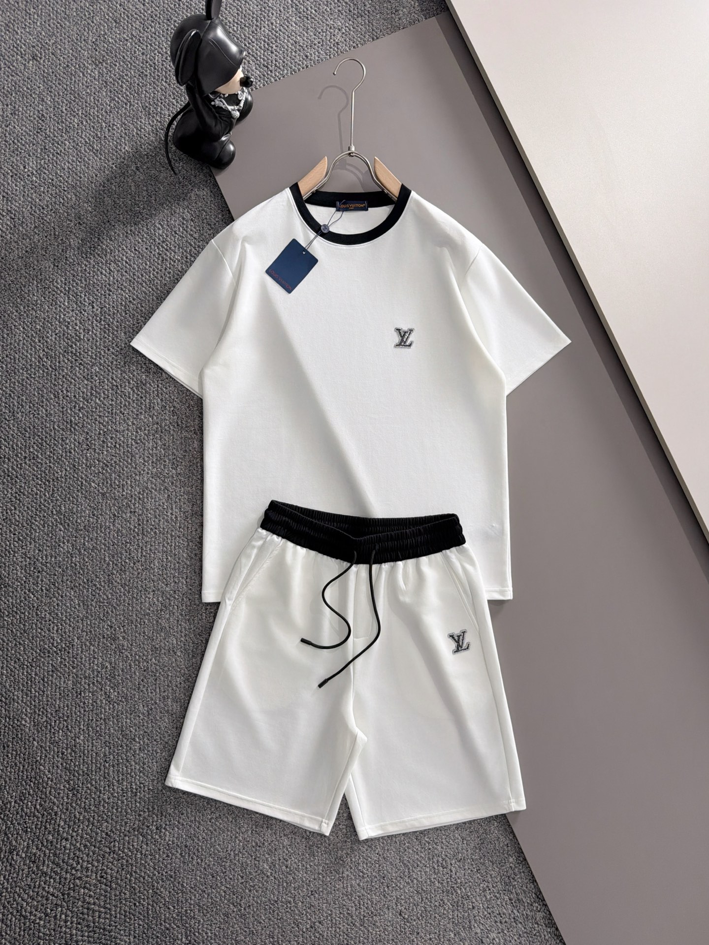 Cheap Louis Vuitton Short Tracksuits For Men in 208781, $55 USD- [IB208781] - Replica Louis Vuitton Short Tracksuits For Men