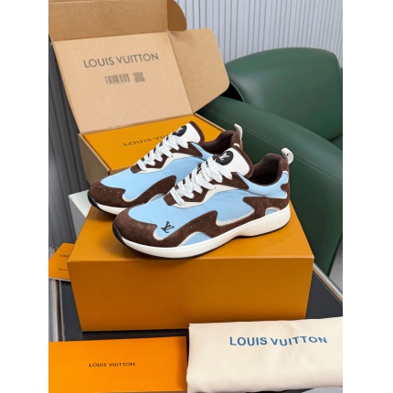 Louis Vuitton Sneakers For Men in 208902