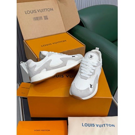 Louis Vuitton Sneakers For Men in 208907