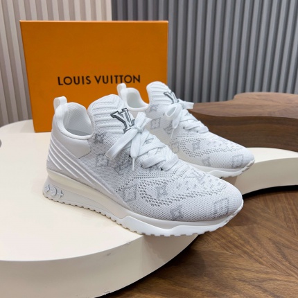 Louis Vuitton Sneakers For Men in 208940