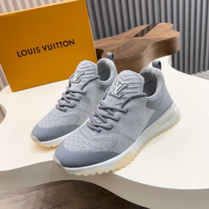 Louis Vuitton Sneakers For Men in 208942