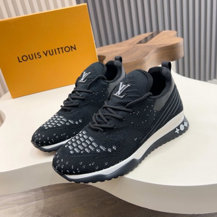 Louis Vuitton Sneakers For Men in 208945