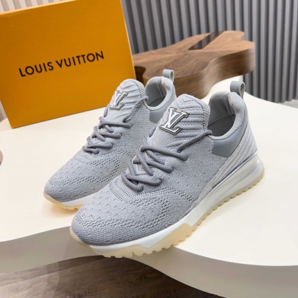 Louis Vuitton Sneakers For Men in 208946