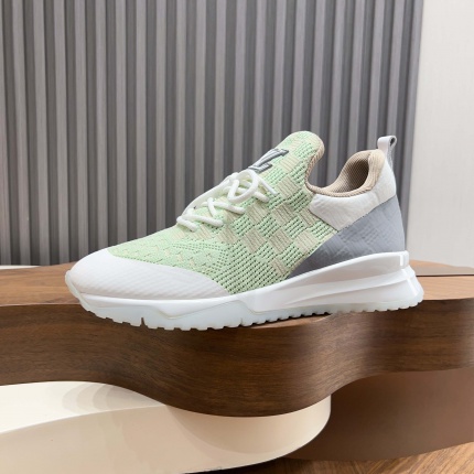 Louis Vuitton Sneakers For Men in 208950