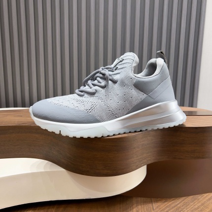Louis Vuitton Sneakers For Men in 208956