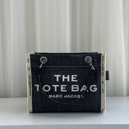 Marc Jacobs Bags in 210424