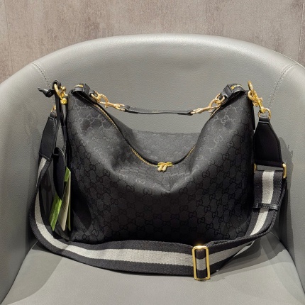 Gucci AAA Quality Handbags in 210539