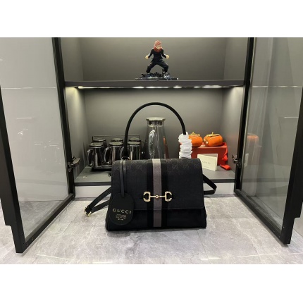 Gucci AAA Quality Handbags in 210636