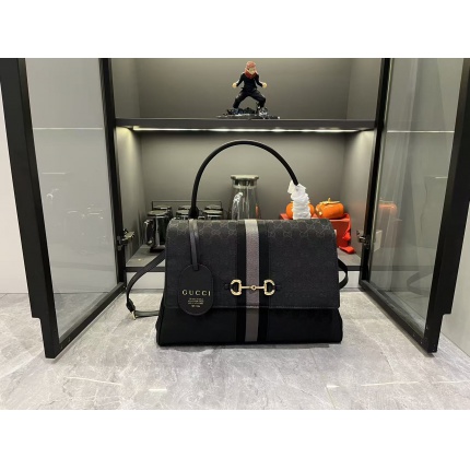 Gucci AAA Quality Handbags in 210637