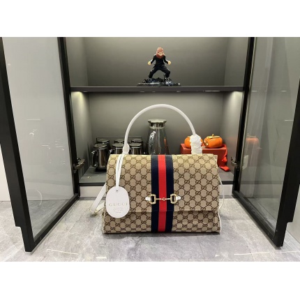 Gucci AAA Quality Handbags in 210643
