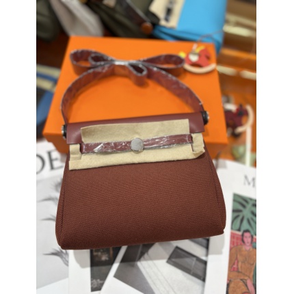 Hermes  AAA Quality Handbags in 210763