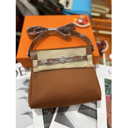 Hermes  AAA Quality Handbags in 210764