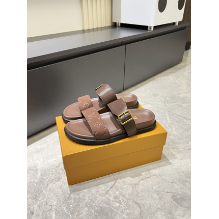 Louis Vuitton Slippers For Men in 211238