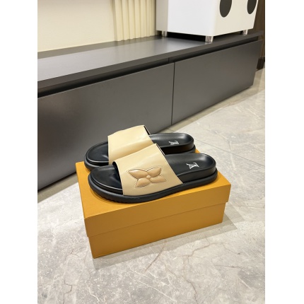 Louis Vuitton Slippers For Men in 211270
