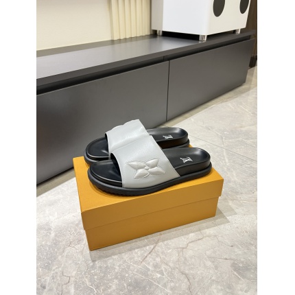 Louis Vuitton Slippers For Men in 211275