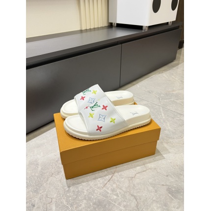 Louis Vuitton Slippers For Men in 211280