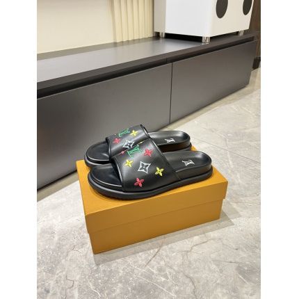 Louis Vuitton Slippers For Men in 211282