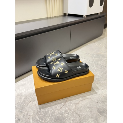 Louis Vuitton Slippers For Men in 211283