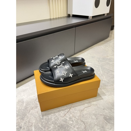 Louis Vuitton Slippers For Men in 211284