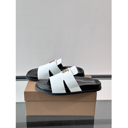 Burberry Slippers For Men in 211337