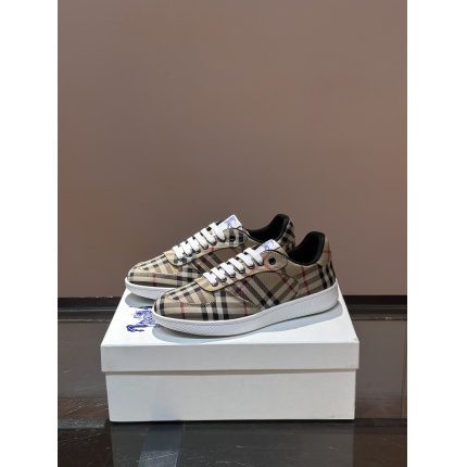 Burberry Sneakers For Men in 211356