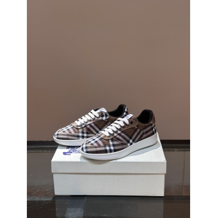 Burberry Sneakers For Men in 211357