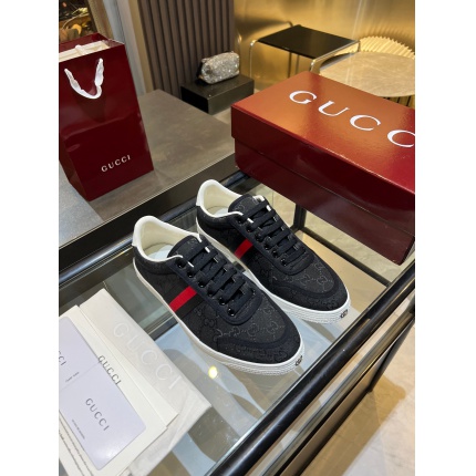 Gucci Sneakers For Men in 211379