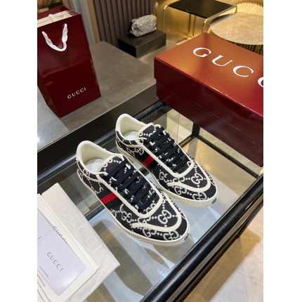 Gucci Sneakers For Men in 211380