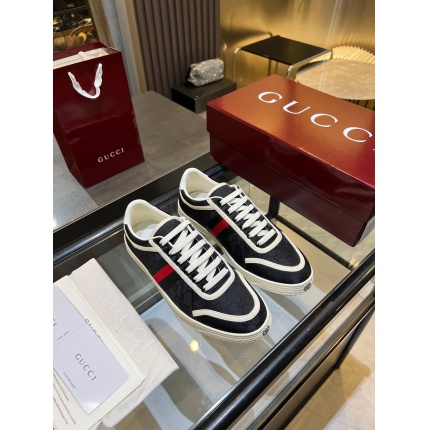 Gucci Sneakers For Men in 211385