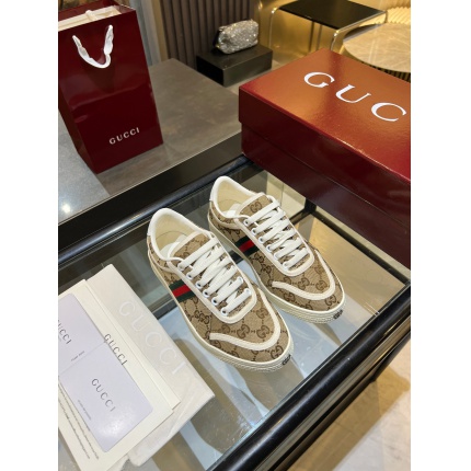 Gucci Sneakers For Men in 211386