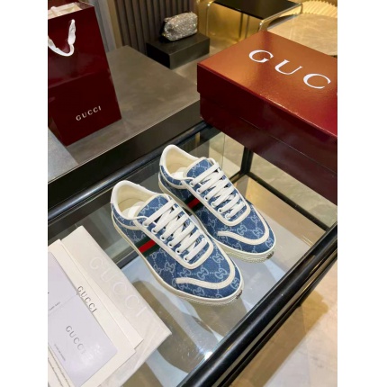 Gucci Sneakers For Men in 211389