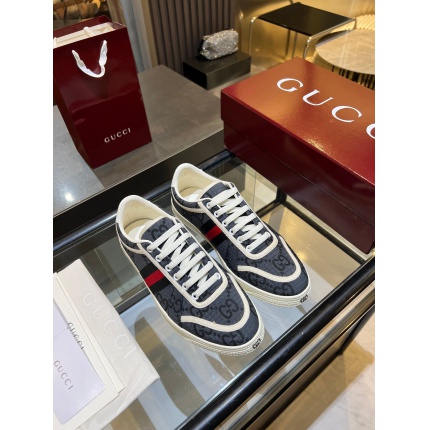Gucci Sneakers For Men in 211390