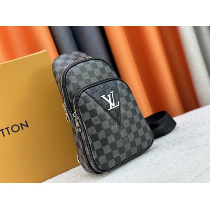 New Arrivals Louis Vuitton AAA quality Crossbody Bags For Men in 211836