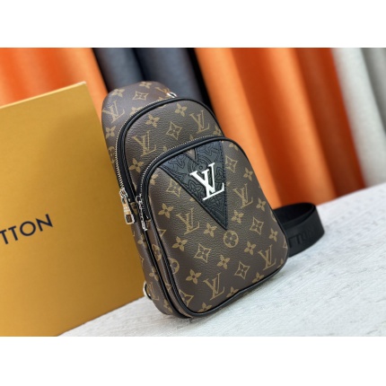 New Arrivals Louis Vuitton AAA quality Crossbody Bags For Men in 211837
