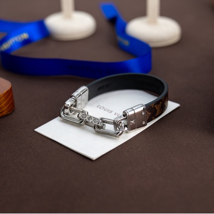 Louis Vuitton Bracelets in 212052