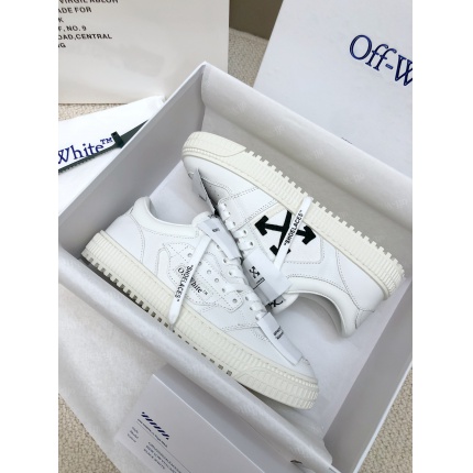 Nike OFF-White Sneakers in 212196