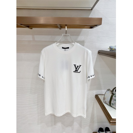 Louis Vuitton T-Shirts for Men in 213704