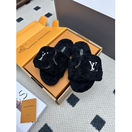 Louis Vuitton Slippers For Women in 213765