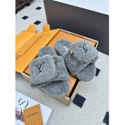 Louis Vuitton Slippers For Women in 213767