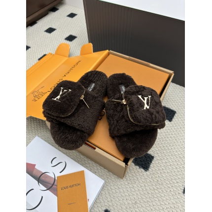 Louis Vuitton Slippers For Women in 213768