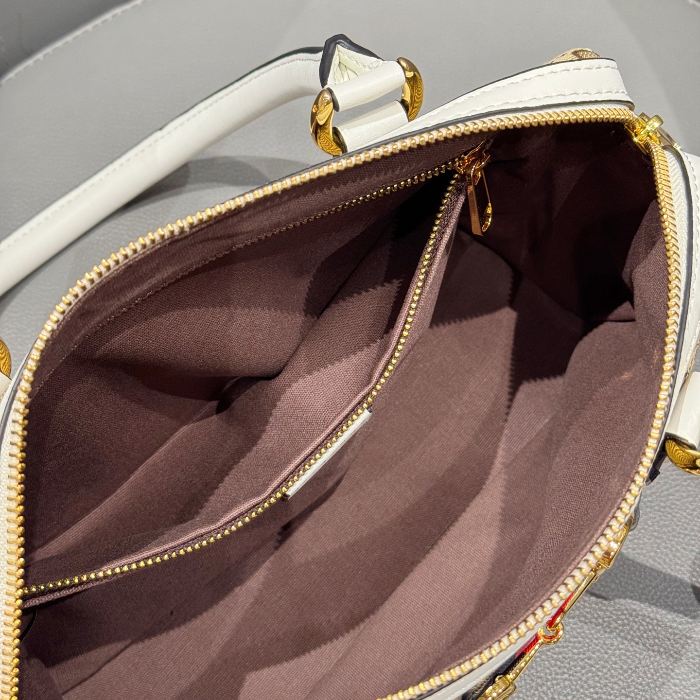 Cheap Gucci AAA Quality Handbags in 210548, $140 USD- [IB210548] - Replica Gucci AAA Quality Handbags