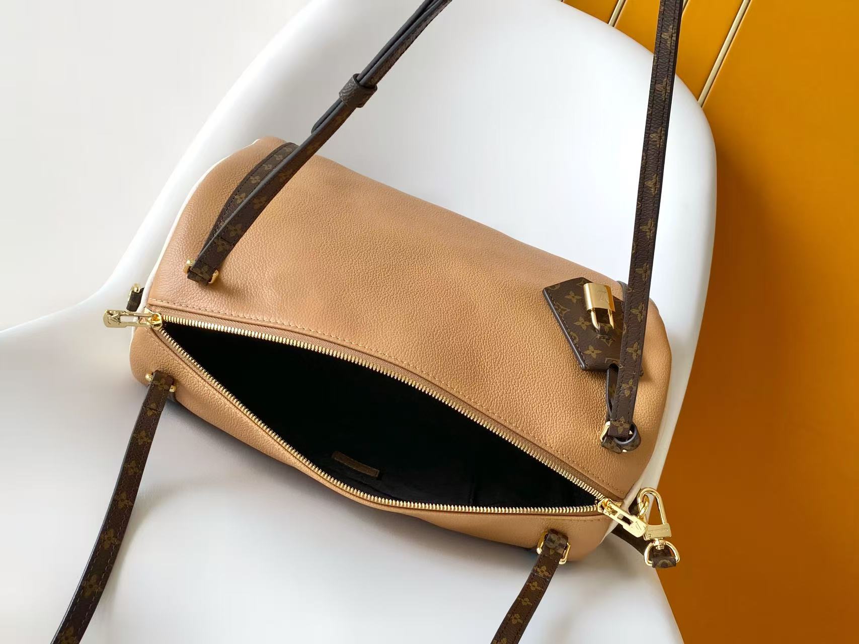 Cheap Louis Vuitton AAA Quality Handbags in 210849, $90 USD- [IB210849] - Replica Louis Vuitton AAA Quality Handbags