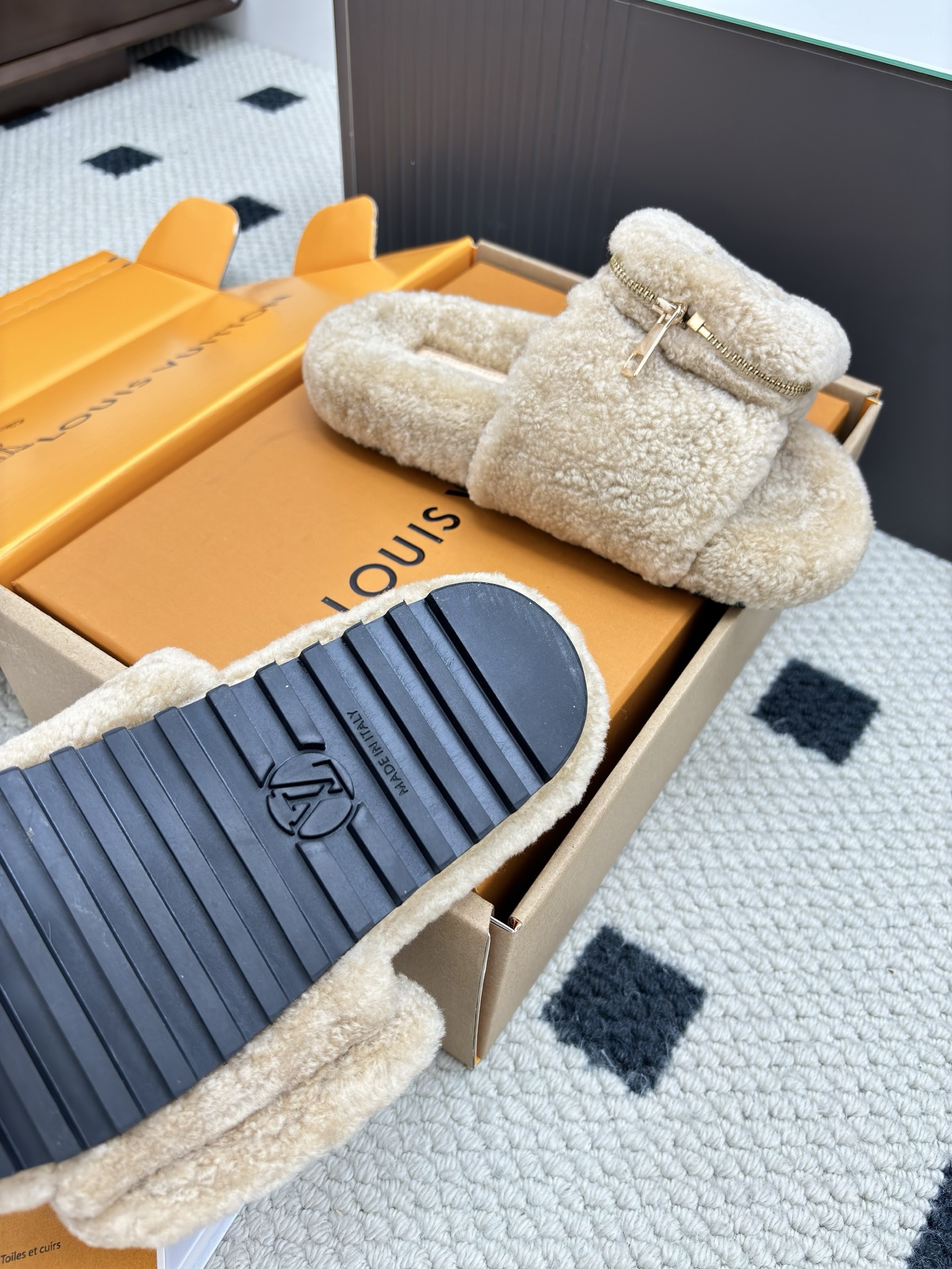 Cheap Louis Vuitton Slippers For Women in 213766, $60 USD- [IB213766] - Replica Louis Vuitton Slippers For Women