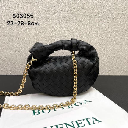 New Bottegana Veneta crescent-shaped bag in 217332