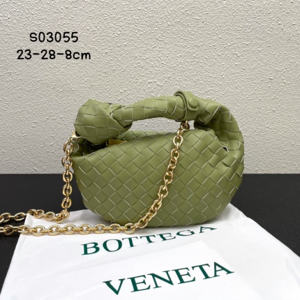 New Bottegana Veneta crescent-shaped bag in 217333