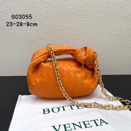 New Bottegana Veneta crescent-shaped bag in 217334