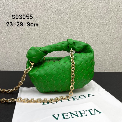 New Bottegana Veneta crescent-shaped bag in 217335