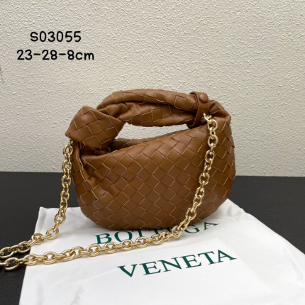 New Bottegana Veneta crescent-shaped bag in 217336